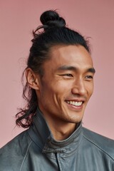 Obraz premium Young man smiling in studio portrait with pink background