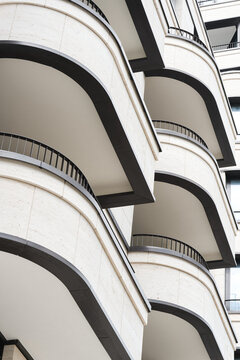 Balkone an der Fassade eines neuen Wohngeb&auml;udes in der Innenstadt von Berlin