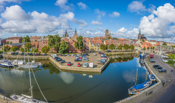 Panoramablick auf den Hafen und die Altstadt von Stralsund