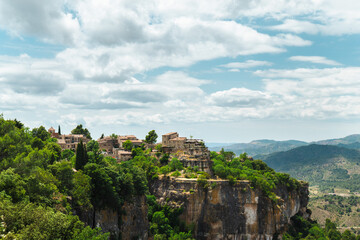 Obraz premium Siurana cliffside village overlooking rugged canyon and mountain landscape in Catalonia, Spain