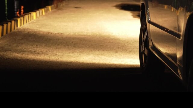 夜の道路を強く照らす車のヘッドライトとボディのクローズアップ4K動画
