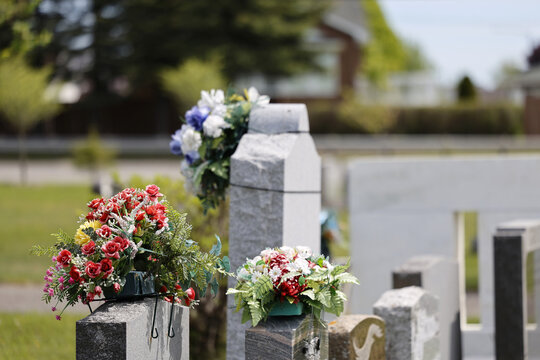 cimeti&egrave;re catholique avec des fleurs