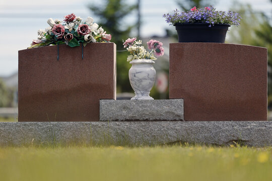 cimeti&egrave;re catholique avec des fleurs	
