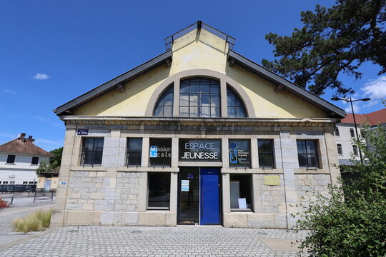 Anciens bains douches, transform&eacute;s en espace jeunesse, vue de l'ext&eacute;rieur, ville de Baume les Dames, d&eacute;partement du Doubs, France