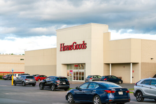 New Hartford, NY - May 28, 2026: Exterior of the HomeGoods retail store, part of TJX Companies, a Fortune 500 off‑price retail group, with HomeGoods founded in 1992