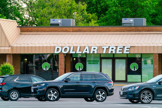 New Hartford, NY - May 26, 2026: Exterior of the Dollar Tree retail store, part of Dollar Tree, Inc., a Fortune 500 discount retail company founded in 1986 and operating more than 16,000 stores