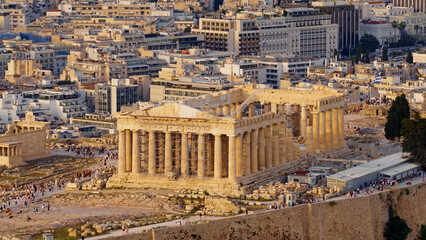Obraz premium Parthenon, a classical temple of ancient greece, stands prominent on the acropolis overlooking the vibrant cityscape of athens, a symbol of history and culture
