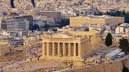 Obraz premium Parthenon on the acropolis in athens, ancient temple of athena overlooking the modern city, iconic classical columns and ruins blending heritage with urban skyline