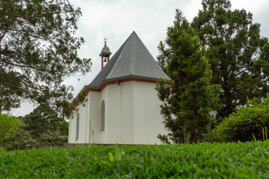 Imagem de igreja na natureza