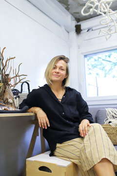 A woman is giving a master class on making bags.