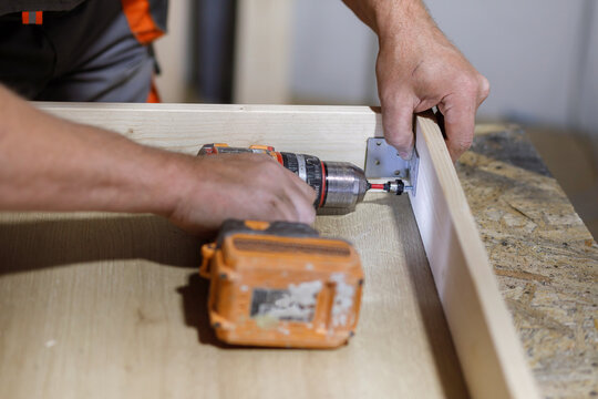 Fastening boards using metal corners