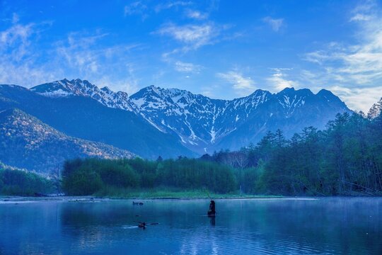 早朝の上高地・大正池と雪残る美しい穂高連峰の絶景