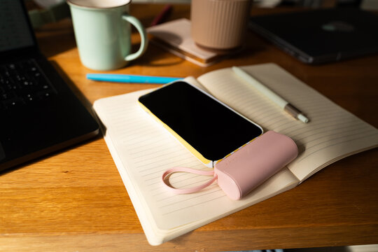 Powerbank charging phone 