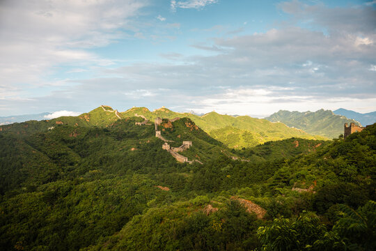 Panoramic view of the Great Wall across rolling green hills
ills