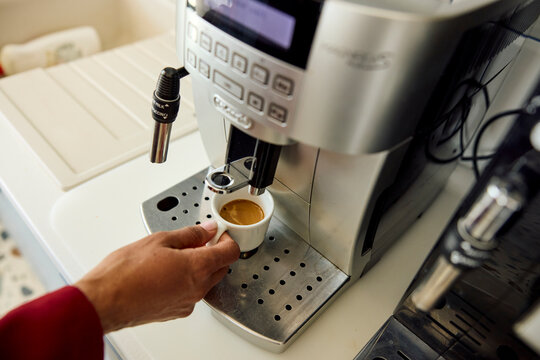 Making espresso on an automatic machine