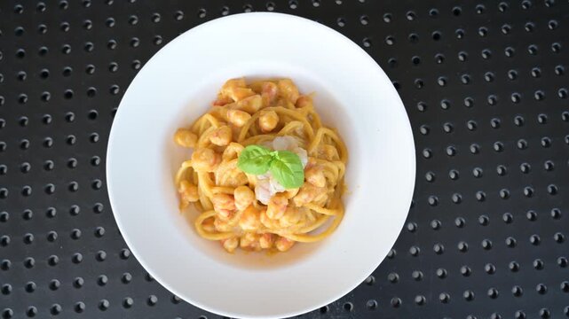 piatto di pasta fresca con mazzancolle fresche e pomodorino giallo 