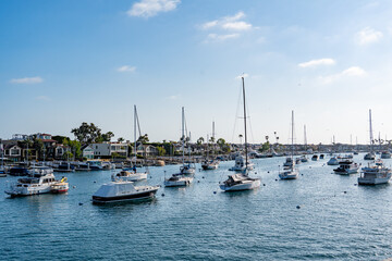 Obraz premium boats in the harbor of newport beach california