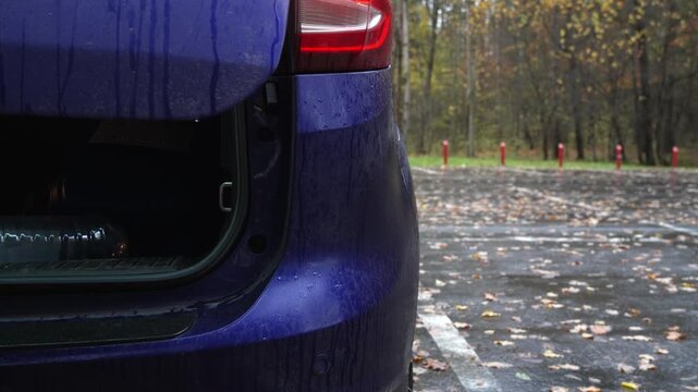 Opening the car trunk lid and closing the car trunk lid. Loading the car