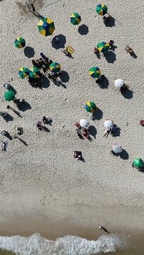 Praia de copacabana com guarda sol nas cores do brasil
