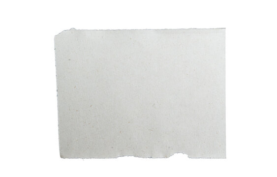 Hoja de papel artesanal blanco con bordes irregulares aislada sobre fondo negro