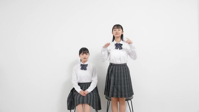 オーディションを受ける二人の女子学生