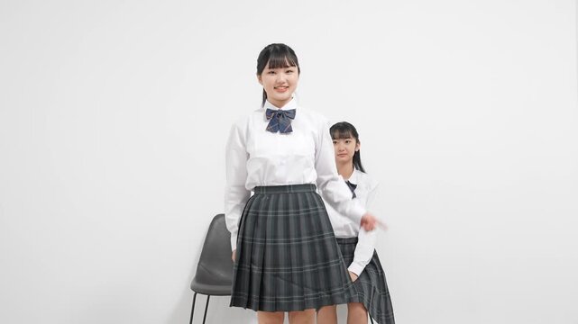 オーディションを受ける二人の女子学生