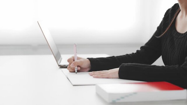 デスクで勉強する女性
