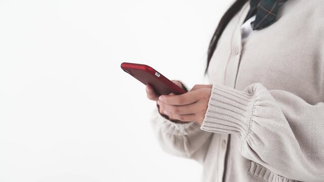 スマホを使う制服を着た女子学生