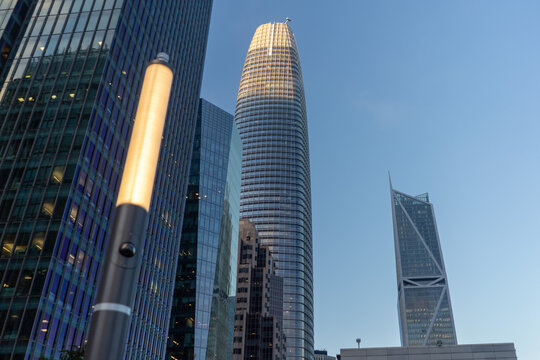 Salesforce Tower rising above San Francisco&rsquo;s Financial District, sleek glass facades reflecting blue sky, modern high-rise symbolizing urban growth and corporate skyline
