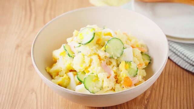 ポテトサラダ きゅうり・ハム・ゆで卵入りの家庭料理