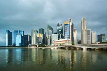 Naklejka premium Singapore Central Business District seen from Marina bay on a cloudy day.