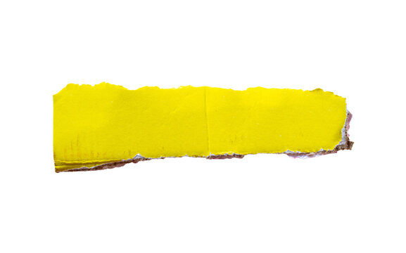 Tira de papel amarillo rasgado con bordes irregulares aislada sobre fondo negro para dise&ntilde;o y publicidad
