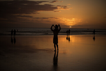 Fototapeta premium Parent and child silhouette at sunset in Jericoacoara