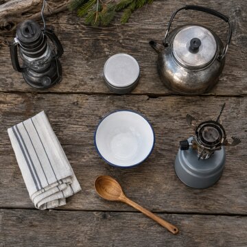 Table de camping rustique avec r&eacute;chaud et &eacute;quipement outdoor