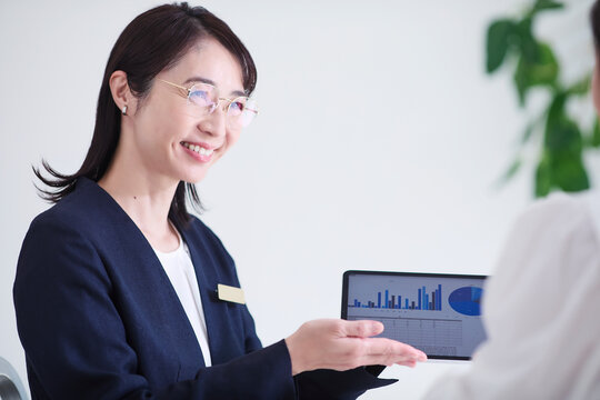 接客をする女性