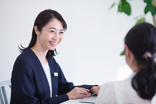 接客をする女性