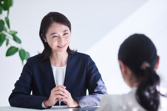 接客をする女性
