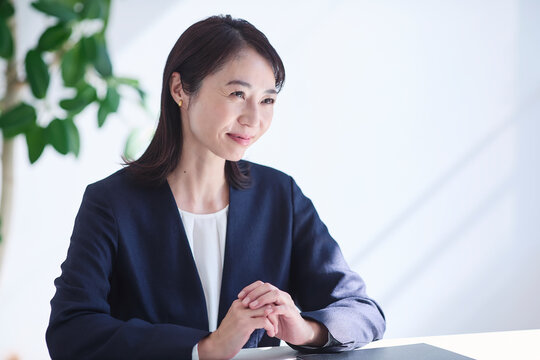 接客をする女性
