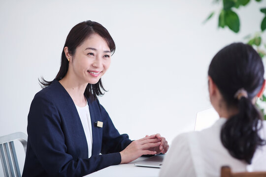 接客をする女性