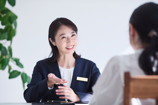 接客をする女性