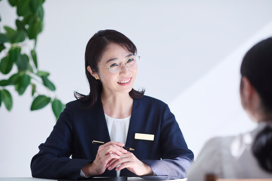 接客をする女性