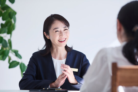 接客をする女性