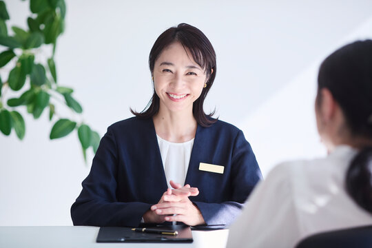 接客をする女性