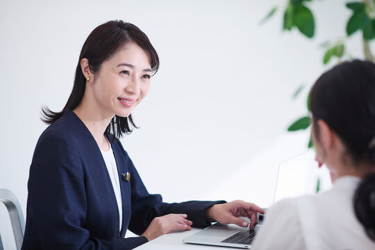 接客をする女性