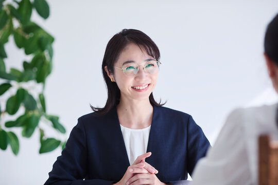 接客をする女性