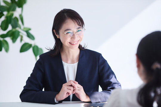 接客をする女性