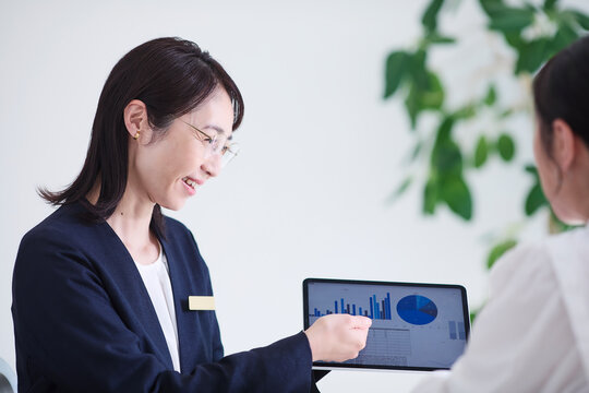 タブレット端末を使い接客をする女性