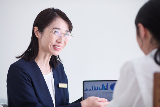 タブレット端末を使い接客をする女性
