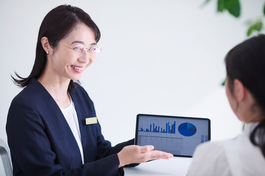 タブレット端末を使い接客をする女性