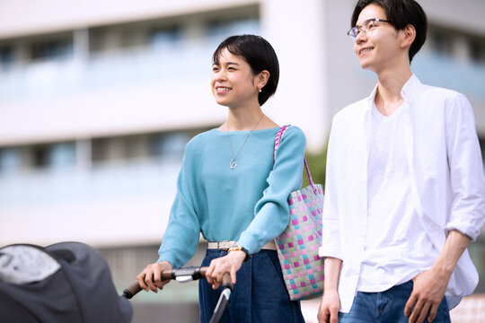 ベビーカーを押しながら歩く夫婦